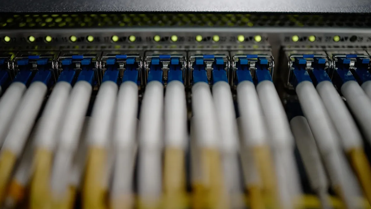 Engenheiro de redes analisando um backbone optico corporativo de alta performance
