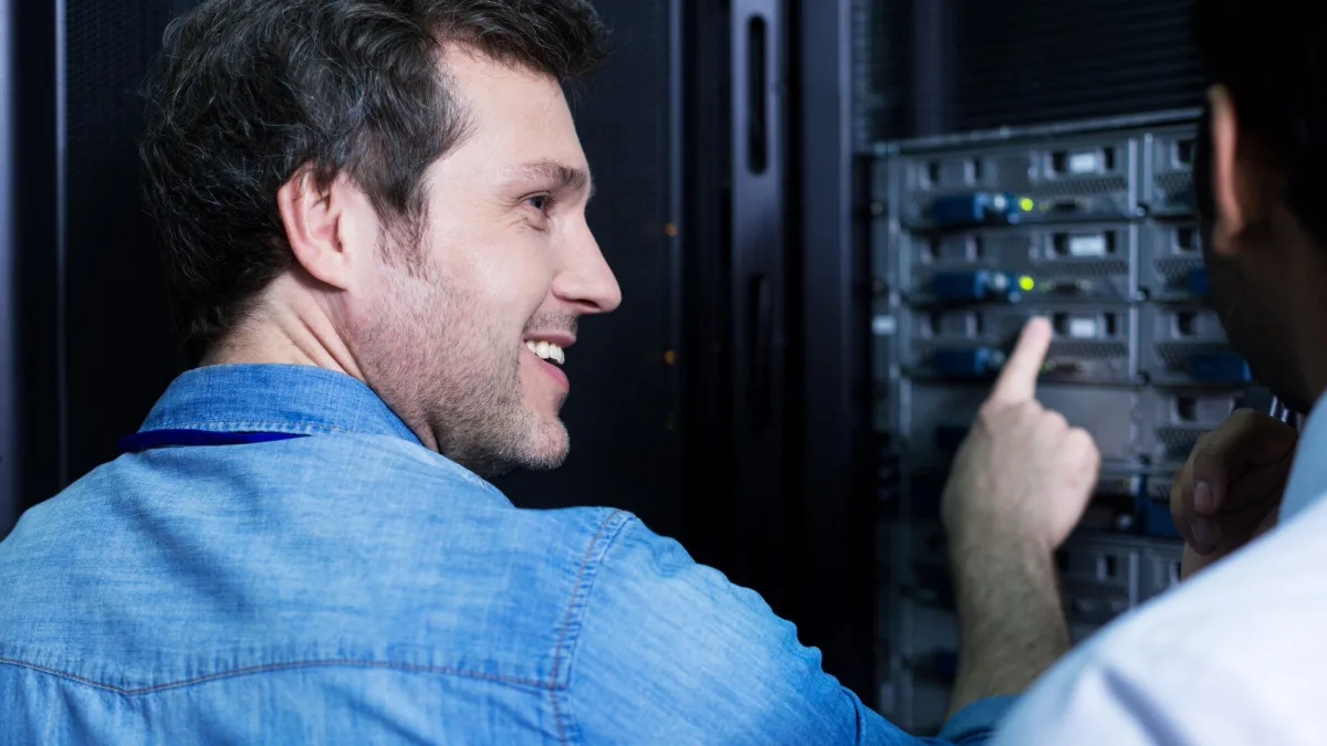 Engenheiro de redes analisando a diferenca IP transito e link dedicado em um servidor