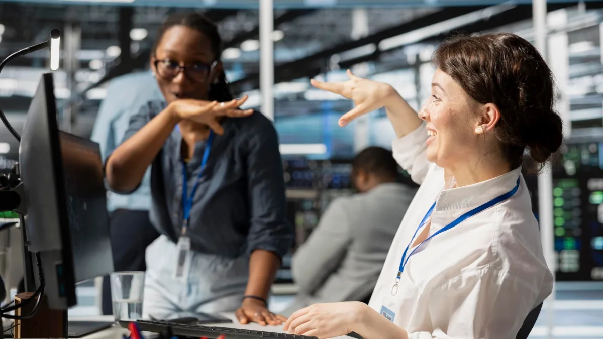 Equipe de TI analisando painel de controle de telefonia corporativa nuvem em escritório